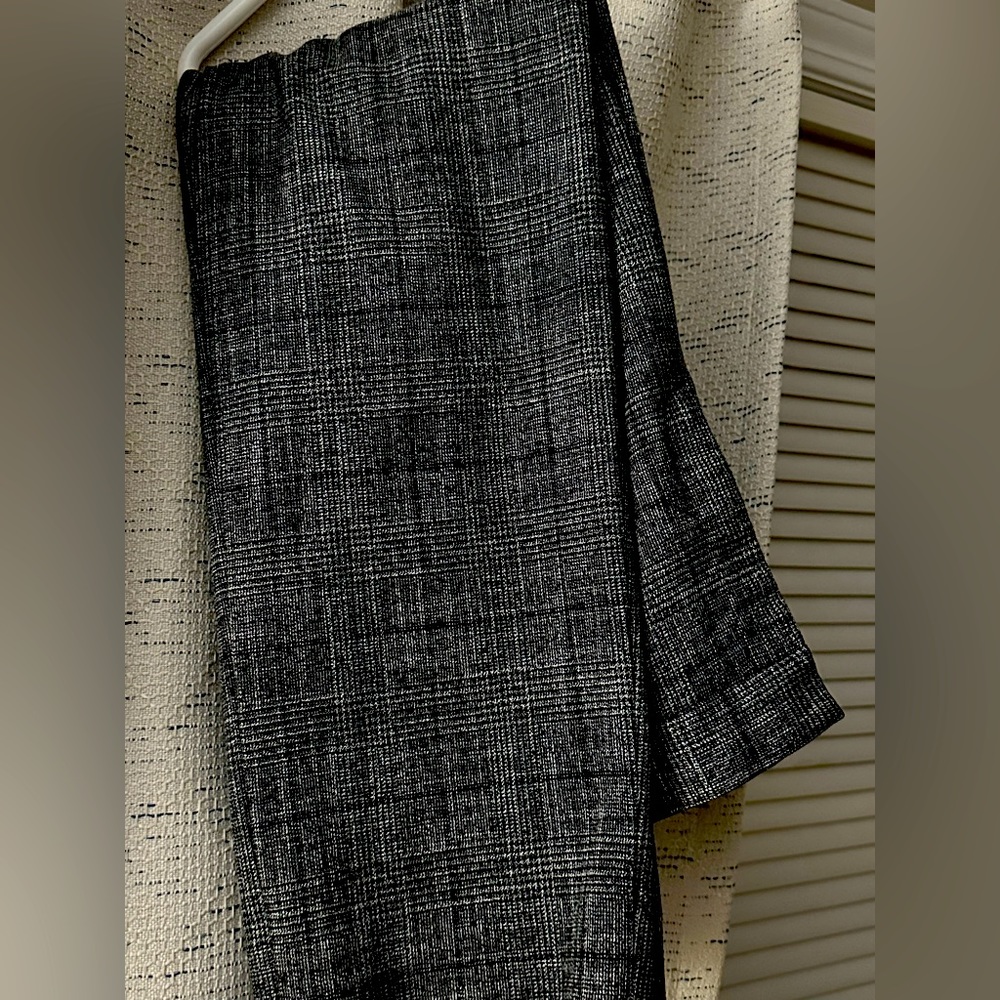 Straight leg tweed trouser. Ankle length